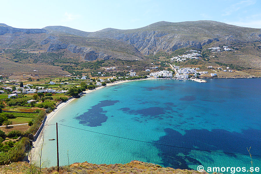 Vy över stranden i Egiali, eller Aegiali, på Amorgos i Grekland.