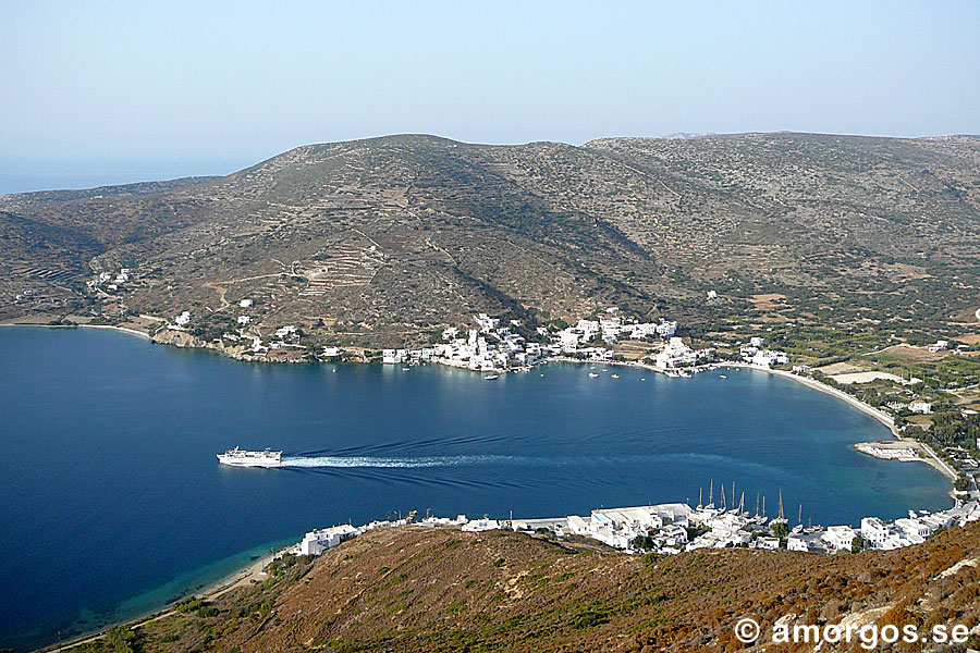 Express Skopelitis och Katapola sett från Minoa på Amorgos. 