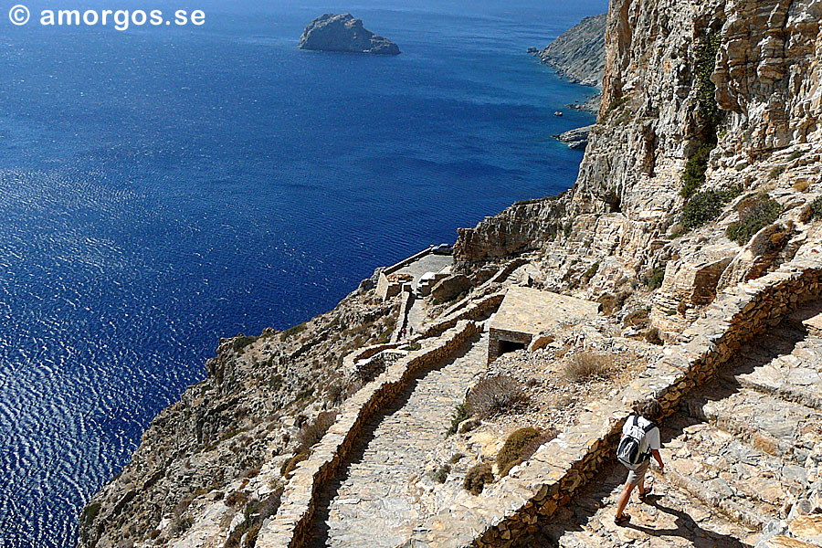 Trapporna till det berömda klostret nedanför Chora på Amorgos.